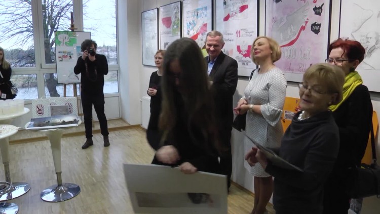 928_samochodowka_prace_wystawa_smok.mp4