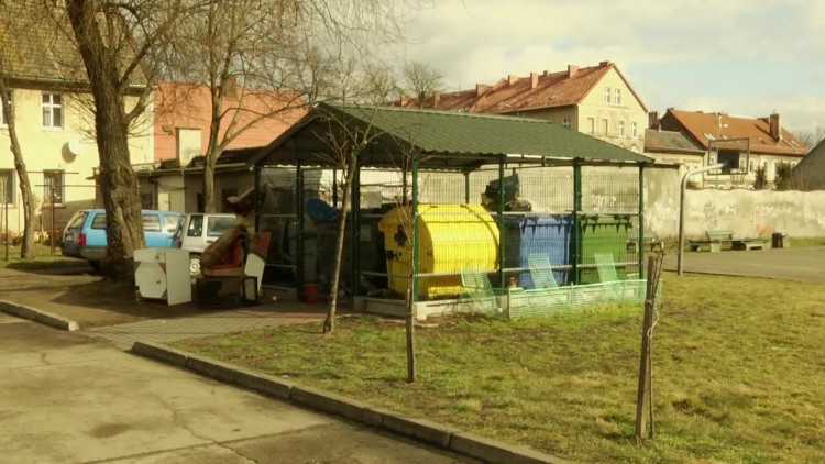 952_pojemniki_segregacja_osiedla.mp4