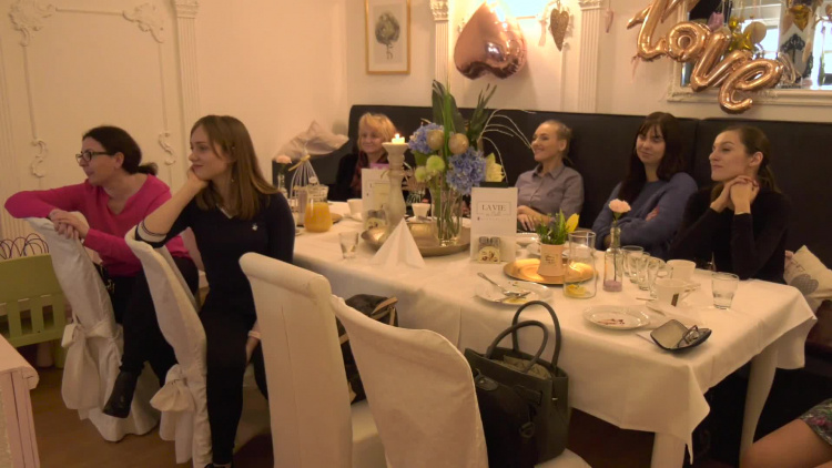 1047_kobiety_spotkanie.mp4