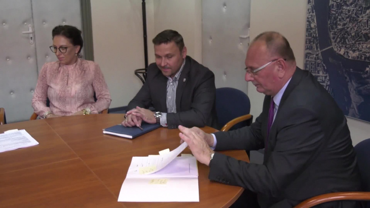 1100_wt_01_urzad.mp4