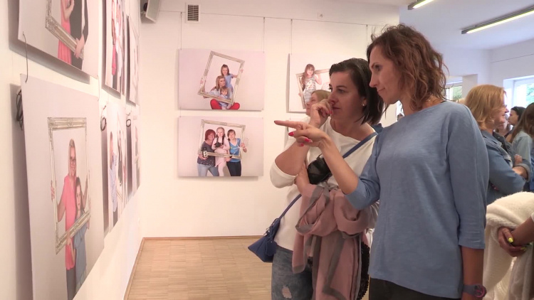 1102_01_pn_akfa_matki_corki_wystawa.mp4