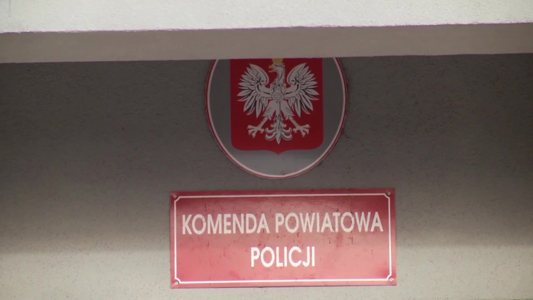 1110_03_policja_petarda_reka.mp4