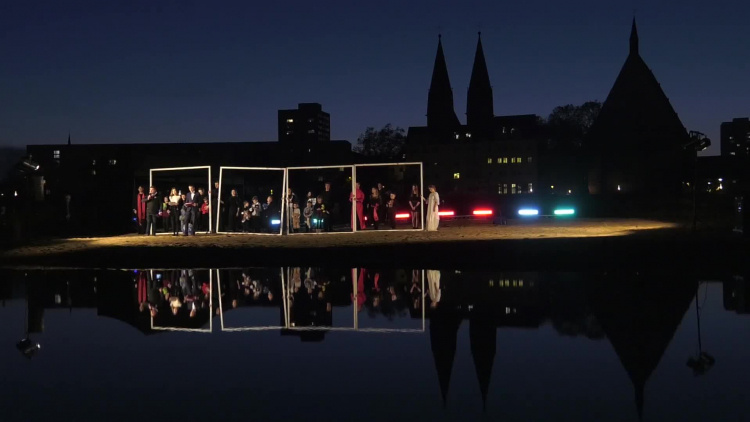 1119c_ucze_sie_bieli_i_czerwieni.mp4