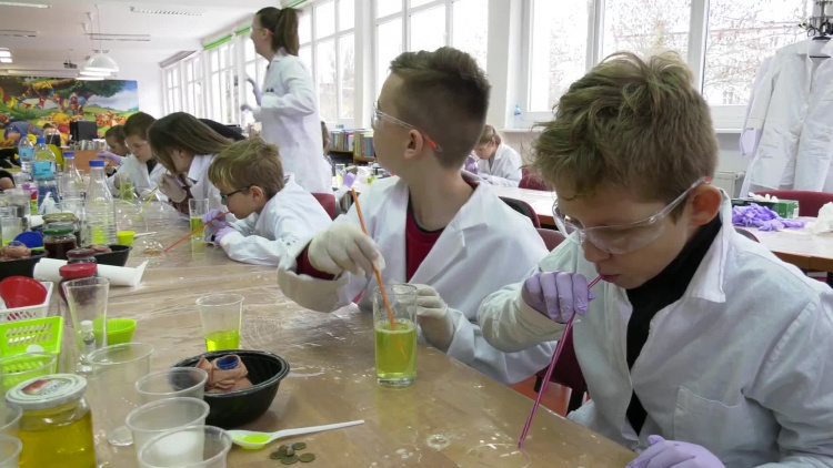 1140_06_czw_biblioteka_naukowcy_chemia.mp4